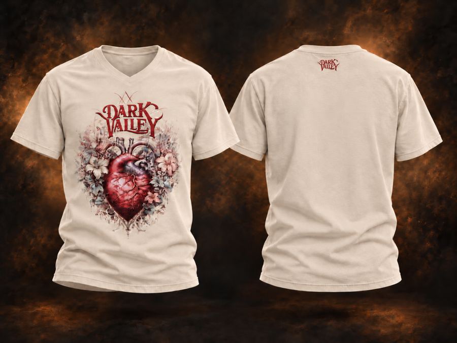 Camiseta beige de hombre con cuello en V: al frente el corazón anatómico con flores y el logo en rojo; en la espalda un logo pequeño bajo el cuello