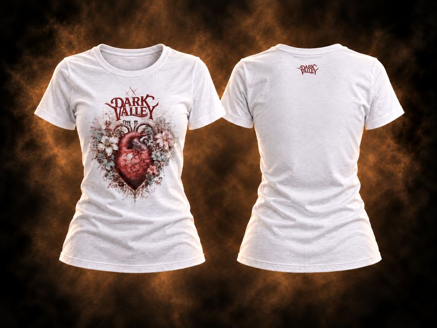 Camiseta blanca de mujer: al frente el corazón anatómico con flores y el logo en rojo; en la espalda un logo pequeño bajo el cuello